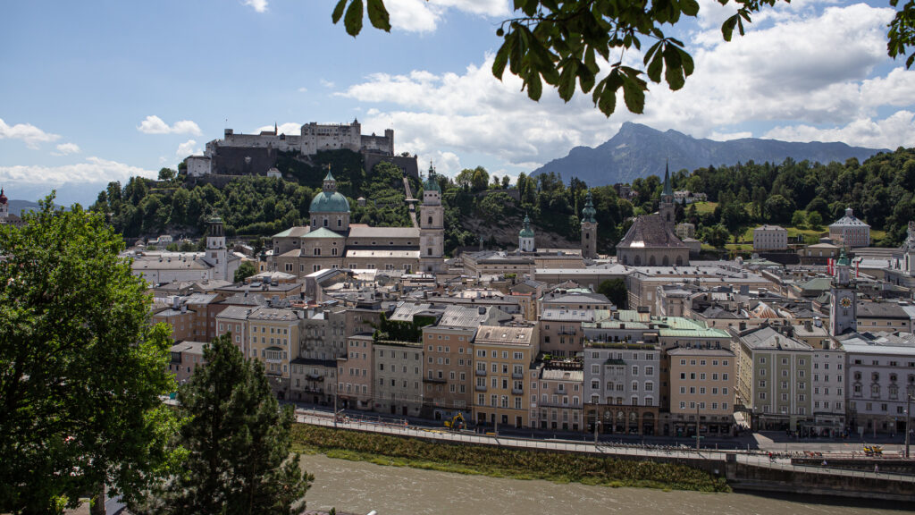 Salzburg - Dom und FestungDer Dom zu Salzburg in der Altstadt