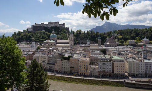 Salzburg - Dom und FestungDer Dom zu Salzburg in der Altstadt