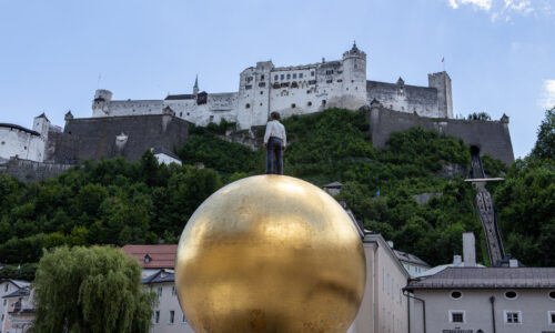 Salzburg - Goldene Kugel auf dem Kapitelplatz